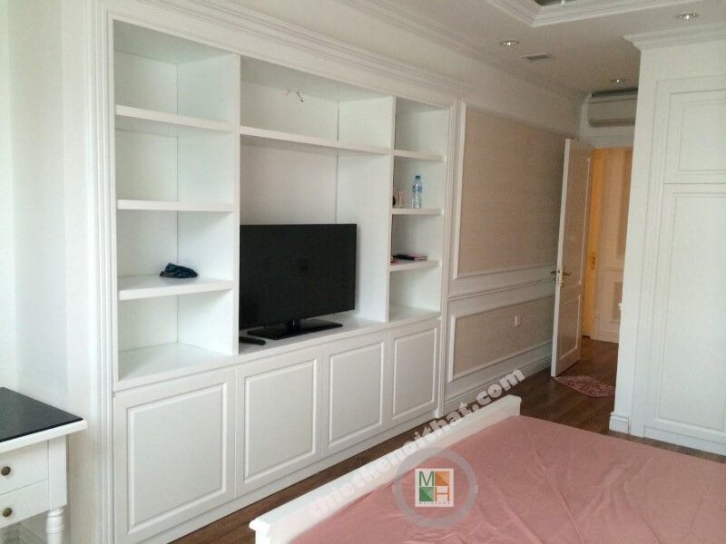 Tủ trang trí kết hợp tủ tivi cho phòng ngủ master giúp tiết kiệm không gian